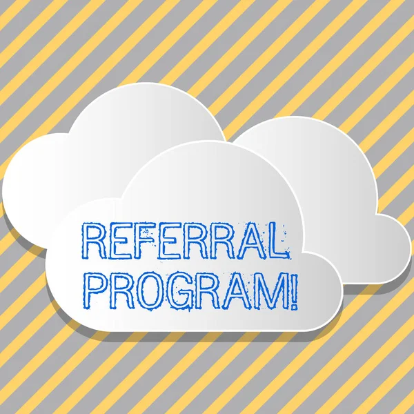 Conceptuele hand schrijven toont Referral programma. Business fotopresentatie interne recruitment methode in dienst van organisaties witte wolken uitgesneden van boord zweven op de top van elkaar. — Stockfoto