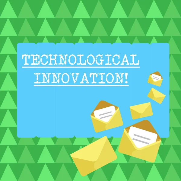 Handschrift Text technologische Innovation. Konzept umfasst neue Produkte und ihre wesentlichen Änderungen geschlossene und geöffnete Umschläge mit eingesteckten Briefen über farbigem Briefpapier. — Stockfoto