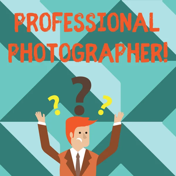 Woord tekst schrijven professionele fotograaf. Business concept voor het aantonen wie neemt Foto's vooral als baan verward zakenman het verhogen van beide armen met vraagtekens boven zijn hoofd. — Stockfoto