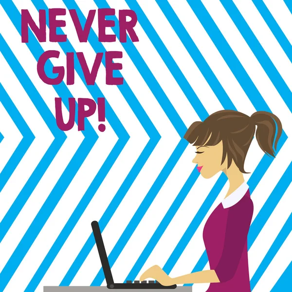Word pisanie tekstu Never Give Up. Koncepcja biznesowa dla Ciebie powinna nadal robi to, co jesteś dobry w zdjęcie odporność młodych zajęty kobieta siedzi z boku i pracy na jej laptopie. — Zdjęcie stockowe