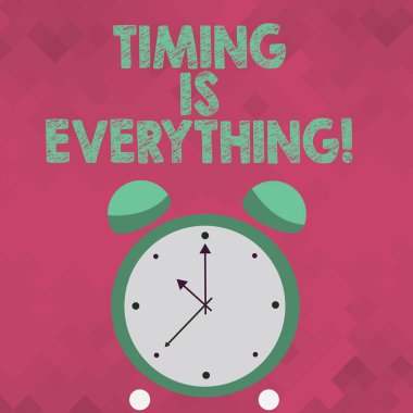 Metin işaret zamanlama olduğunu her şeyi gösteriyor. Kavramsal fotoğraf dikkate olaylar bazı istenen sonucu renkli yuvarlak Analog iki Bell Alarm masa saati saniye el fotoğraf ile etkileyebilir.