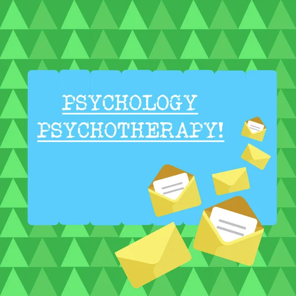 Handschriftliche Textpsychologie Psychotherapie. Konzept, das die Behandlung psychischer Störungen durch psychologische Mittel bedeutet, geschlossene und geöffnete Umschläge mit Buchstaben, die über farbigen Briefpapieren versteckt sind. — Stockfoto