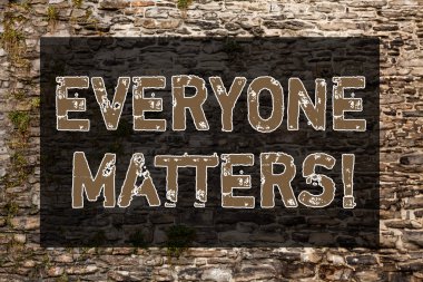 El yazısı metin yazma herkes Matters. Kavram anlamı biz herkes doğru eşittir ve görevleri duvar üzerine yazılmış Graffiti motivasyonel çağrı gibi tuğla duvar sanatı vardır anlamına gelir.