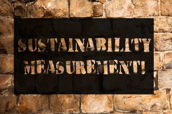Fogalmi kéz írása bemutató fenntarthatósági mérés. Üzleti fotó szöveges intézkedés a környezetvédelmi társadalmi és gazdasági területek Brick Wall művészet, mint a graffiti motivációs hívást írt a falon. — Stock Fotó