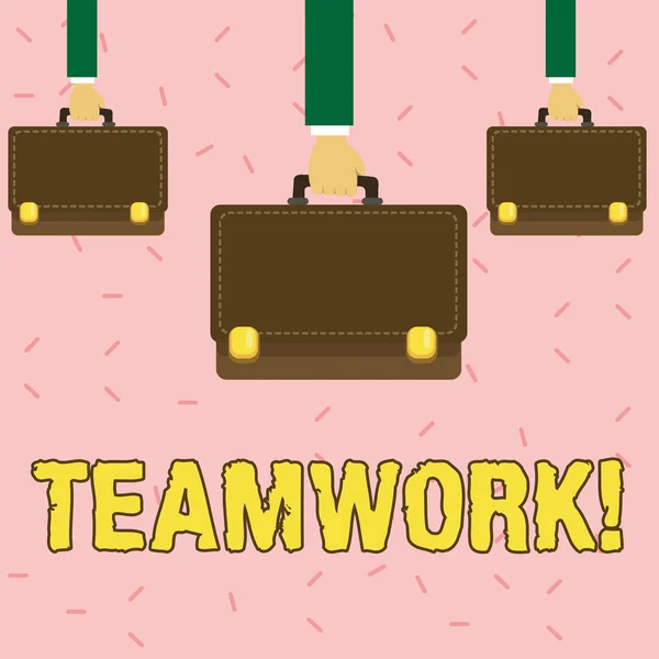 Tekst bord toont teamwork. Conceptuele foto gecombineerde actie van de groep vooral wanneer effectieve en efficiënte drie mannen handen dragen bruine aktetas met lopende steek stijl en slot. — Stockfoto