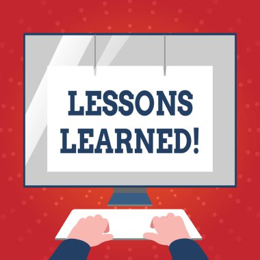 Öğrenilen dersler gösteren Not yazma. İş fotoğraf vitrine öğrenme sürecinde elde proje eller klavye ön beyaz monitör ekran koruyucusu ile.