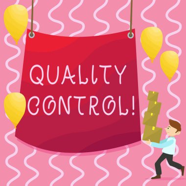 Kalite kontrolü gösteren metin işareti. Analizdeki ürünlerde standartların korunması kavramsal fotoğraf sistemi orta ve balonlar boş branda ile kutu taşıma yığını adam.