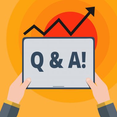 Kelime yazma sözcük Q ve A. soru sorulan sorular ve cevaplar olarak tanımlanan Iş kavramı el Holding boş ekran tablet altında siyah Progressive ok yukarı gidiyor.