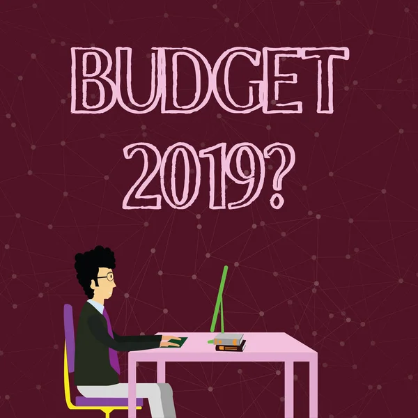 Pisanie pisma ręcznego budżet 2019 pytanie. Pojęcie znaczenie szacunek dochodów i wydatków na następny rok biznesmen siedzi prosto na krzesło praca na komputerze i książek na stole. — Zdjęcie stockowe