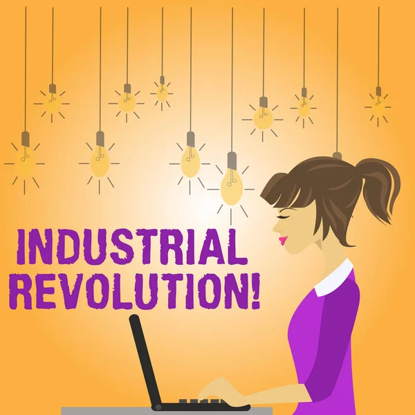 Notatka pisemna ukazująca rewolucję przemysłową. Business Photo gablota czas, w którym praca zrobić więcej przez maszyny zdjęcie młodych zajęty kobieta siedzi widok z boku i pracy na swoim laptopie. — Zdjęcie stockowe