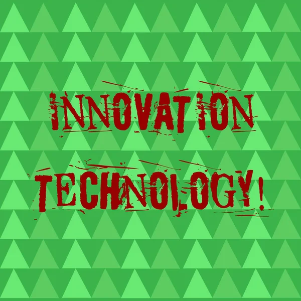 Conceptuele hand schrijven toont innovatie technologie. Zakelijke foto tekst belangrijke technologische veranderingen van producten en processen groene driehoeken patroon in rijen zoals kleine bomen in abstracte vorm. — Stockfoto