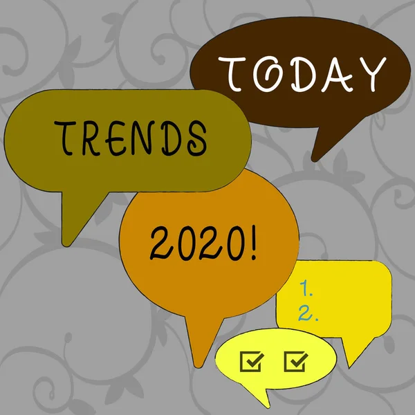Schreiben Notiz zeigt Trends 2020. Business-Foto zeigt allgemeine Richtung, in die etwas entwickelt oder sich ändert Sprechblase in verschiedenen Größen und Schatten Gruppendiskussion. — Stockfoto