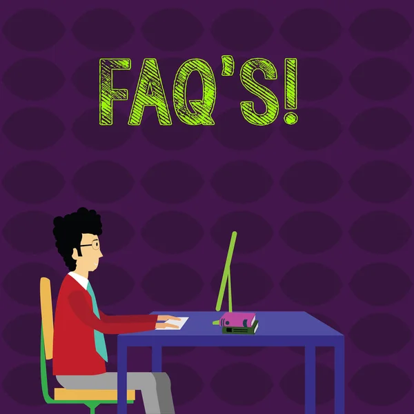 Word pisanie tekstu FAQ S. koncepcja biznesowa dla listy pytań i odpowiedzi odnoszących się do konkretnego podmiotu biznesmen siedzący prosto na krzesło praca na komputerze i książki na stole. — Zdjęcie stockowe
