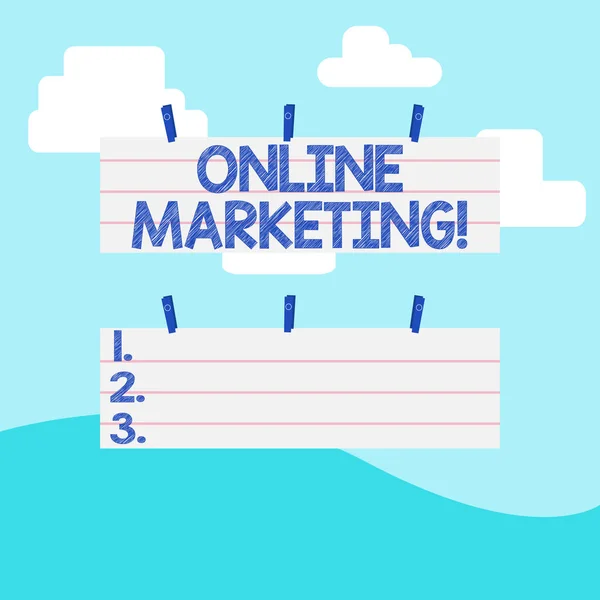 Scriere de mână scris text Marketing online. Concept însemnând folosirea canalelor bazate pe web răspândite despre brandul companiei Two Color Blank Strip Size Lined Paper Sheet Hagățat folosind Blue Clothespin . — Fotografie, imagine de stoc