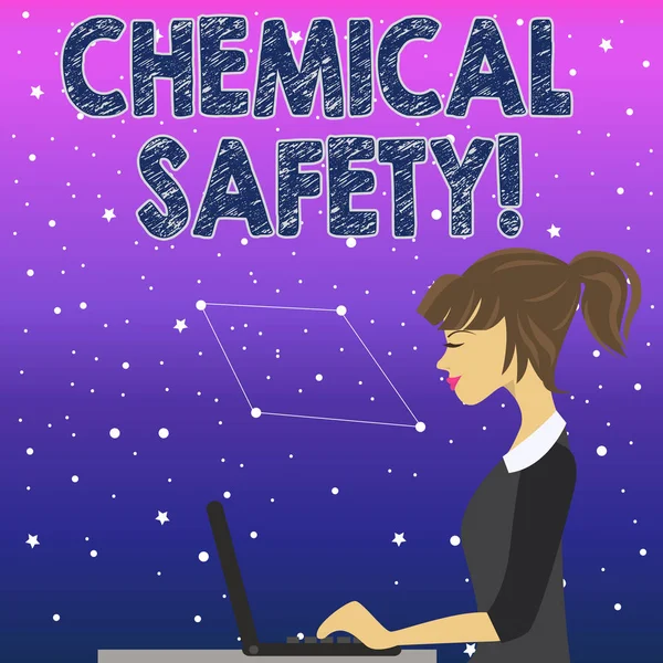 Text rukopisu chemická bezpečnost. Koncepce znamená praktika minimalizovat expozici rizik chemikálie jakákoliv životní prostředí mladá zaneprázdněná žena sezení na boku a práce na přenosném počítači. — Stock fotografie