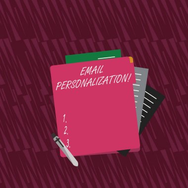 E-posta kişiselleştirme 'yi gösteren metin işareti. Kavramsal fotoğraf e-posta şablonu içine demonstratingal veri eklemek için izin verir renkli astarlı kağıt Kırtasiye kısmen görünüme pastel boş klasör.