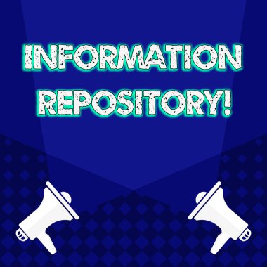 Bilgi deposunu gösteren Not yazma. İş fotoğraf vitrine veri saklanır ve bulunabilir bir yer boş Spotlight zemin üzerinde yukarı Megaphones crisscrossing.