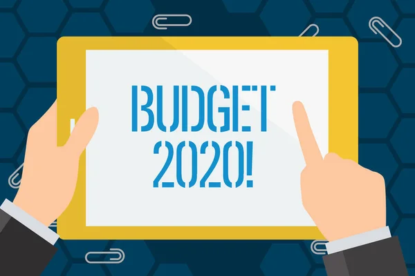 Konzeptionelle Handschrift, die den Haushalt 2020 zeigt. Geschäftsfoto mit Schätzung der Einnahmen und Ausgaben für nächstes oder aktuelles Jahr Geschäftsmann hält die Hand und zeigt auf bunten Tablet-Bildschirm. — Stockfoto