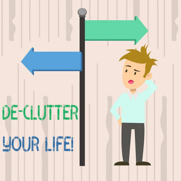 Note d'écriture montrant De Clutter Your Life. Photo d'affaires mettant en valeur supprimer les éléments inutiles de lieux désordonnés ou surpeuplés Homme confondu avec la signalisation routière pointant vers la direction opposée . — Photo