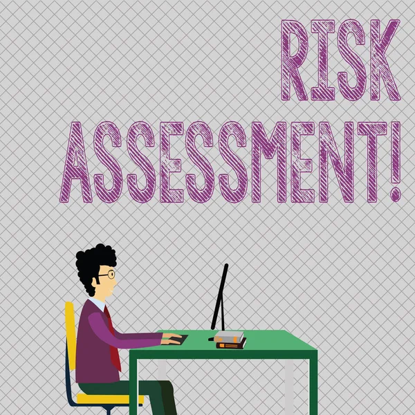 "Conceptual hand writing showing Risk Assessment". Photo d'affaires montrant l'évaluation des risques potentiels liés aux activités projetées Homme d'affaires assis sur une chaise travaillant sur l'ordinateur et les livres . — Photo