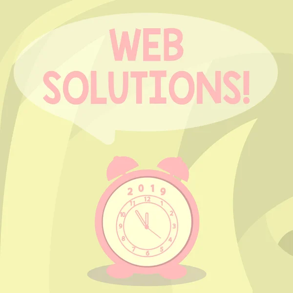 Solusi Web Tulisan Kata. Konsep bisnis untuk program melalui jaringan dan dapat diakses melalui peramban web Round Blank Speech Balloon di Pastel Shade dan Colorful Analog Alarm Clock . — Stok Foto