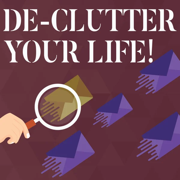 Testo calligrafico De Clutter Your Life. Concetto significa rimuovere oggetti inutili da luoghi disordinati o sovraffollati Lente d'ingrandimento su una busta di colore diverso e altri ha Stessa tonalità . — Foto Stock