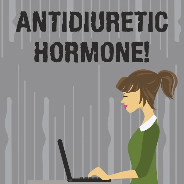 Écriture manuscrite d'un texte écrit Hormone Antidiurétique. Concept signifiant molécule peptidique qui est libéré par la photo de l'hypophyse de la jeune femme occupée assise vue de côté et de travailler sur son ordinateur portable . — Photo