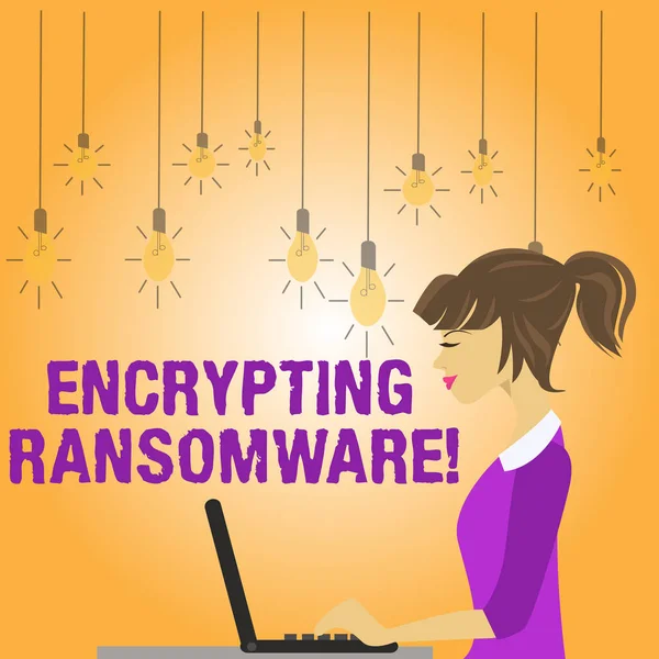 Escrevendo nota mostrando Encrypting Ransomware. Foto de negócios mostrando malware que limita os usuários de acessar sua foto do sistema de Jovem mulher ocupada sentado Side View e trabalhando em seu laptop . — Fotografia de Stock