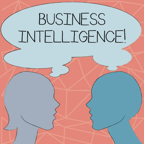 显示商业智能的概念手写。展示企业战略和技术的商业照片《男人和女人思想泡泡的剪影》. — 图库照片