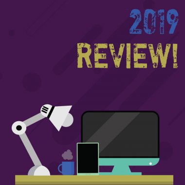 Word yazma metin 2019 Inceleme. Geçmiş yıl olaylarını hatırlamak için iş kavramı ana eylemleri veya iyi gösterir bilgisayar, tablet ve lamba ile Nightshift Işçi için Workspace düzenlemesi.