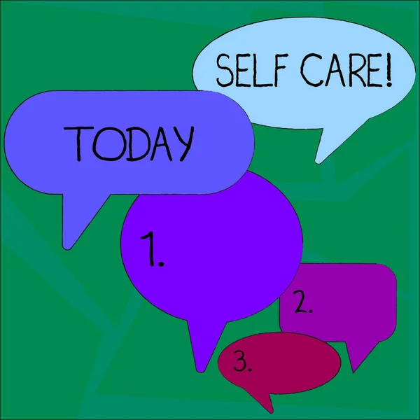 Znak tekstowy przedstawiający Self Care. Konceptualna praktyka fotograficzna podejmowania działań w celu zachowania lub poprawy własnych zdrowia wiele Color Speech Bubble w różnych rozmiarach i cieniu dyskusji grupowej. — Zdjęcie stockowe