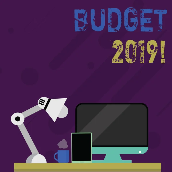 Κείμενο γραφής λέξεων προϋπολογισμός 2019. Επιχειρηματική έννοια για την εκτίμηση του εισοδήματος και των δαπανών για το τρέχον έτος διευθέτηση του χώρου εργασίας για τον εργαζόμενο νυχτερινής βάρδιας με υπολογιστή, tablet και λάμπα. — Φωτογραφία Αρχείου