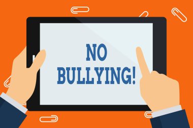 Word yazma metin zorbalık yok. Çocuklar arasında agresif davranışlar durdurmak için iş kavramı güç dengesizlik el Holding dokunma boş dikdörtgen renk tablet beyaz ekran Işaret.