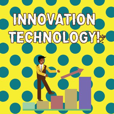 Yenilik teknolojisini gösteren kavramsal el yazısı. İş fotoğraf metni ürün ve süreçlerin büyük teknolojik değişiklikler gülümseyen Işadamı tırmanma Bar grafik bir ok takip.