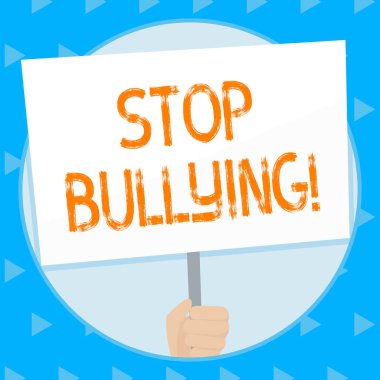 Word yazma metin zorbalık durdur. Çocuklar arasında agresif davranışlar için iş kavramı Güç dengesizliği el Holding boş beyaz Placard sosyal farkındalık için kolu tarafından desteklenen.