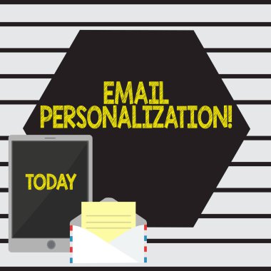 Word yazma metin e-posta kişiselleştirme. İş konsepti için e-posta şablonu içine demonstratingal veri eklemek için izin verir açık Zarf kağıt ve boş tablet ekran renkli boş alan.