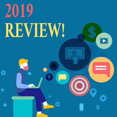 2019 yorumu gösteren yazma notu. Geçmiş yıl olayları anımsamak iş fotoğraf vitrine ana eylemleri veya iyi gösterir Man boş alan üzerinde laptop ve SEO sürücü simgeleri ile oturan.