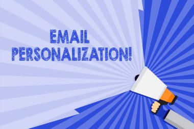 Word yazma metin e-posta kişiselleştirme. İş konsepti için e-posta şablonu içine demonstratingal veri eklemek için izin verir birim aralığı genişletmek için boş geniş ışın ile el Holding megafon.