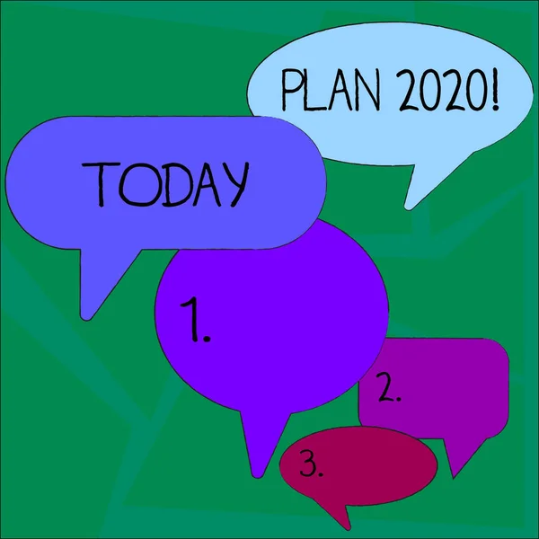 Signo de texto que muestra Plan 2020. Propuesta detallada de foto conceptual para lograr algo el año que viene: burbuja de habla de muchos colores en diferentes tamaños y sombras para la discusión en grupo . —  Fotos de Stock