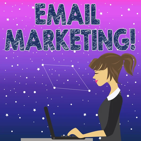Tekst pisma ręcznego Email Marketing. Pojęcie znaczenie akt wysyłania wiadomości komercyjnych zazwyczaj Grupa pokazując zdjęcie młoda zajęty kobieta siedzi widok z boku i pracy na swoim laptopie. — Zdjęcie stockowe