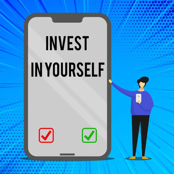 Hand SKRIFTS text skriver Invest in Yourself. Begrepp som betyder lära sig nya saker eller material vilket gör din mycket bättre man presentera enorma blank skärm Smartphone medan du håller en annan mobil. — Stockfoto