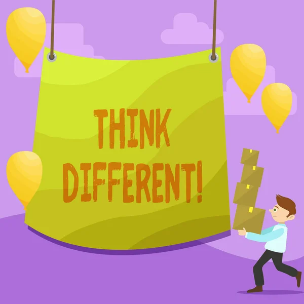 手写文本写作 "思考不同"。概念意味着直接的人的头脑对某人或东西独特的人携带桩的盒子与空白的 Tarpaulin 在中心和气球. — 图库照片