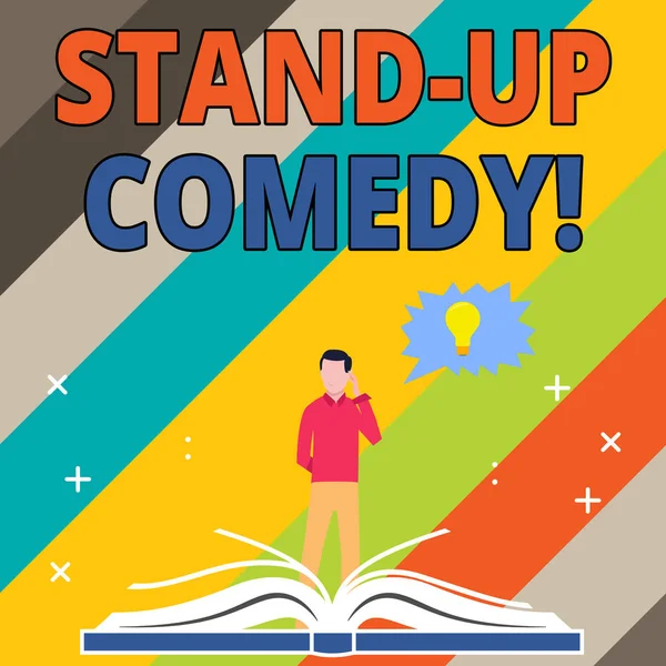 Text schreiben Stand-up-Comedy. Geschäftskonzept für Comic-Stil, in dem Comedian vor Live-Publikum auftritt Mann steht hinter offenem Buch, Hand auf Kopf, gezackte Sprechblase mit Glühbirne. — Stockfoto