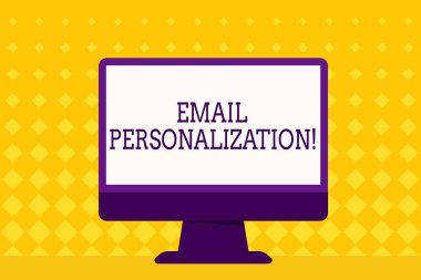 E-posta kişiselleştirme 'yi gösteren metin işareti. Kavramsal fotoğraf e-posta şablonuna demonstratingal veri eklemek için izin verir boş alan masaüstü bilgisayar Colorful monitör ekran Freestanding tablo üzerinde.
