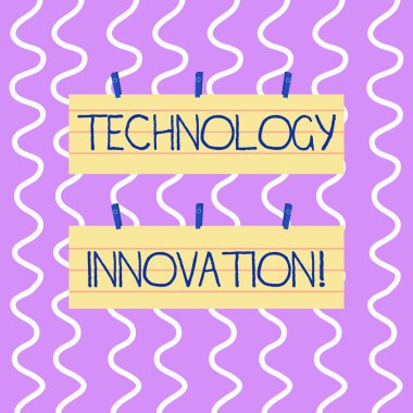 Teknoloji Inovasyonunu gösteren kavramsal el yazısı. Ürün ve süreçleri önemli teknik değişiklikler vitrine iş fotoğraf Strip boyutu çizgili kağıt levha mavi clothespin kullanarak asılı.