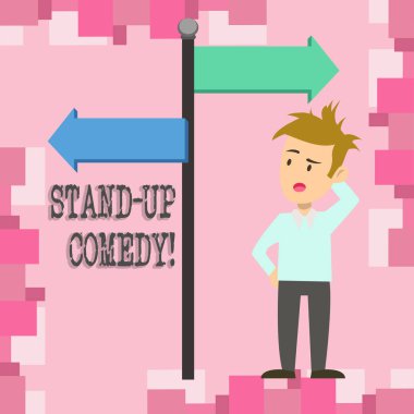 Kavramsal el yazma göstermek stand up komedi. Komedyen ön canlı kitle Man ters yönde işaret yol işareti ile karıştı gerçekleştirir komik stil vitrine iş fotoğrafı.