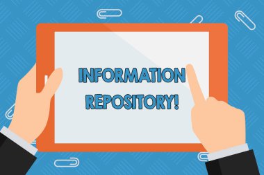 Bilgi deposunu gösteren kavramsal el yazısı. İş fotoğraf vitrine veri saklanır ve bulunabilir bir yer işadamı el Holding ve renkli tablet ekran işaret.