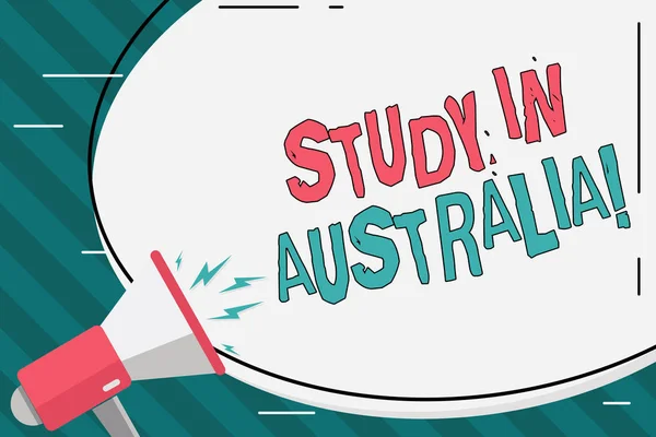 Pisanie notatki pokazujące Study in Australia. Business Photo gablota wchodząc w obcym kraju zamówienia zakończyć studia owalny kształt naklejki i megaphone krzycząc z ikoną głośności. — Zdjęcie stockowe