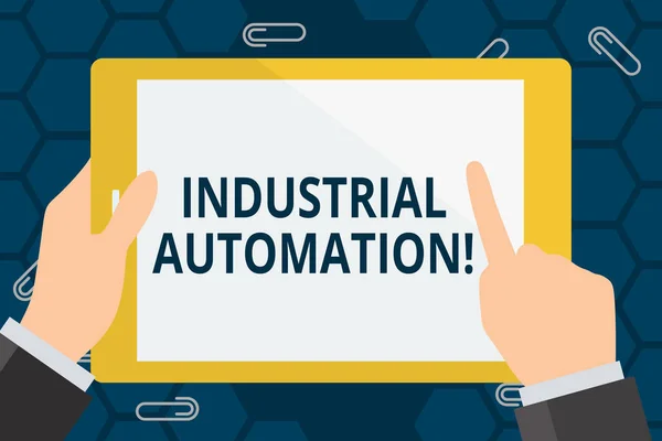 Koncepcyjne pisanie ręczne pokazujące automatyzację przemysłową. Prezentacja zdjęć biznesowych korzystanie z systemów sterowania do obsługi procesu przemysłowego ręka Holding wskazując dotykając kolor tablet biały ekran. — Zdjęcie stockowe