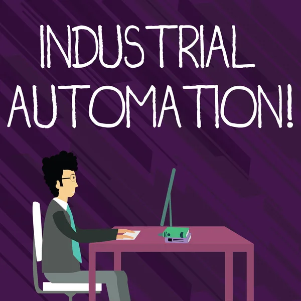 Tekst bord met industriële automatisering. Conceptuele foto gebruik van controlesystemen om industriële proces zakenman te behandelen zittend recht op de stoel werken op de computer en boeken op tafel. — Stockfoto